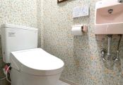 既存の手洗いは再利用。華やかなクロスが彩るトイレ空間